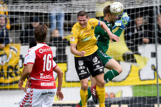 Elfsborgs Jon Jönsson och Kalmars målvakt Lucas
