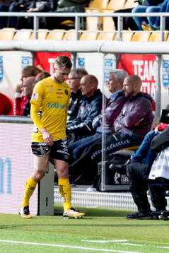 Elfsborgs Adam Lundqvist lämnar planen bandagerad