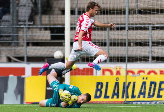 Elfsborgs målvakt David Olsson tar bollen framför Kalmars