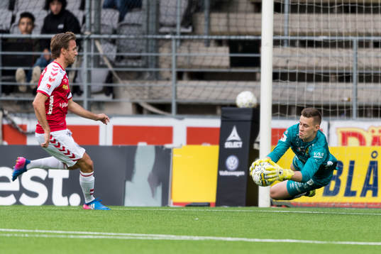 Elfsborgs målvakt David Olsson och Kalmars Filip Hellquist