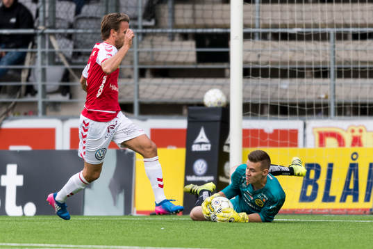 Elfsborgs målvakt David Olsson och Kalmars Filip Hellquist