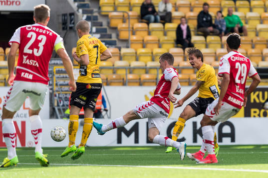 Elfsborgs Viktor Prodell skjuter 1-0