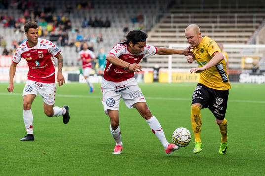 Elfsborgs Simon Lundevall och Kalmars Emin Nouri