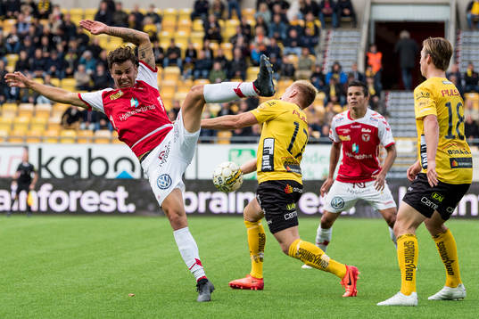 Kamp mellan Kalmars Herman Hallberg och Elfsborgs Per Frick