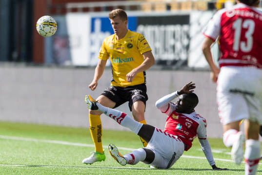 Kalmars Papa Alioune Diouf och Elfsborgs Joakim Nilsson