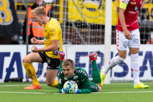 Kalmars målvakt Lucas Hägg-Johansson har bollen och