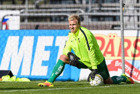 Häckens målvakt Peter Abrahamsson  före fotbollsmatchen