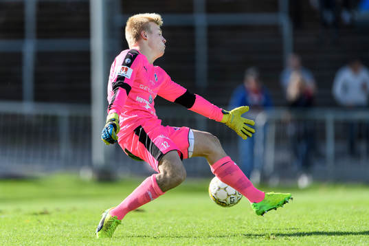 Halmstads målvakt Isak Pettersson ser bollen gå förbi