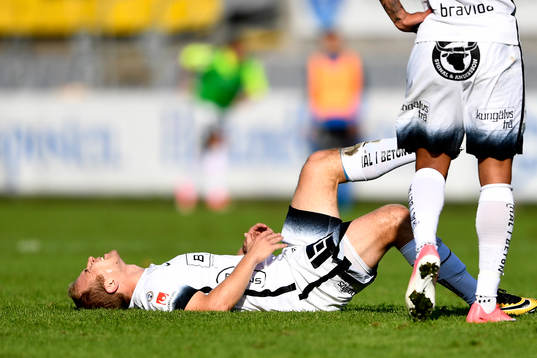 Häckens Kari Arkivuo ligger ner skadad och tvingas byta