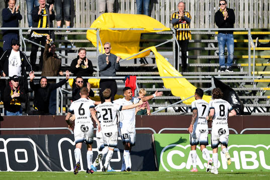 Häckens Mathias Ranégie gör 0-2-målet och jublar med