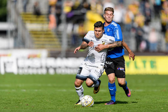 Häckens Paulinho och Halmstads Marcus Mathisen