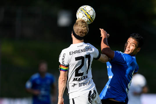 Häckens Rasmus Lindgren och Halmstads Kosuke Kinoshita