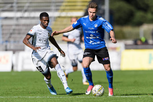 Häckens Nasiru Mohammed och Halmstads Gabriel Gudmundsson
