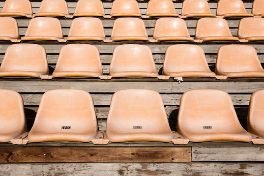 Solblekta stolar på läktaren på Studenternas IP innan