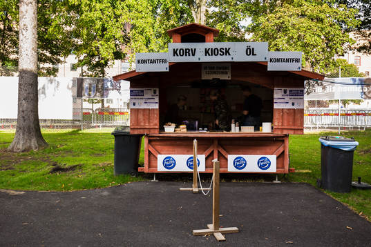 En kiosk på Studenternas IP innan fotbollsmatchen i