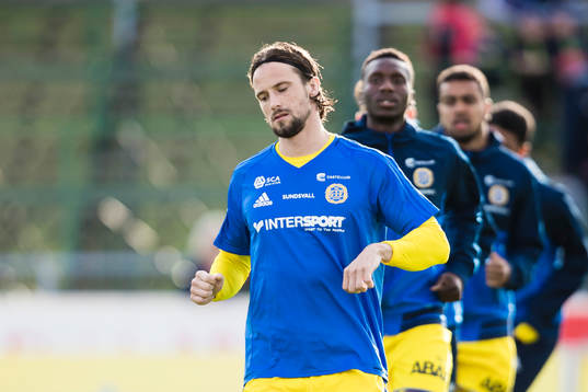Sundsvalls Linus Hallenius innan fotbollsmatchen i