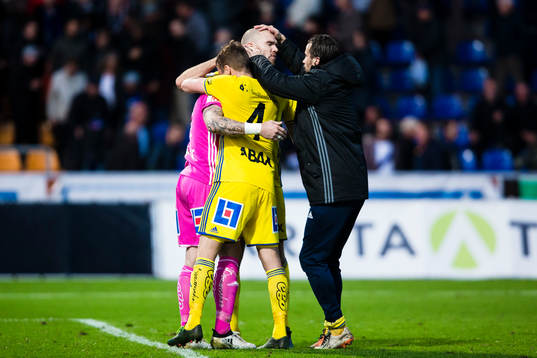 Sundsvalls målvakt Tommy Naurin , Marcus Danielson , David