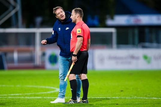 Sirius tränare Kim Bergstrand diskutera smed assisterande