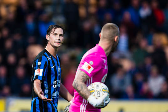 Sirius Philip Haglund i diskusson med Sundsvalls målvakt