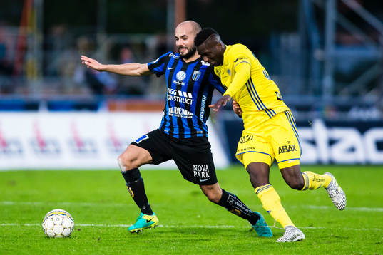 Sirius Karl Larson i kamp om bollen med Sundsvalls Peter