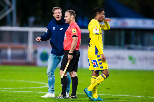Sirius tränare Kim Bergstrand diskuterar med assisterande