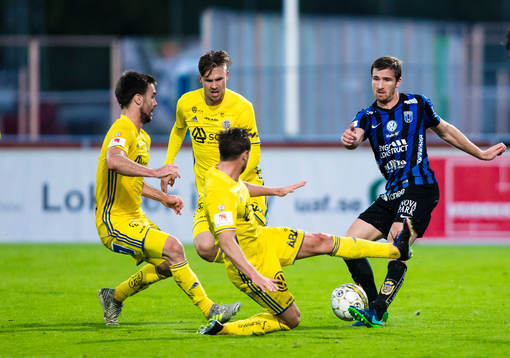 Sirius Jesper Arvidsson i kamp om bollen med Sundsvalls