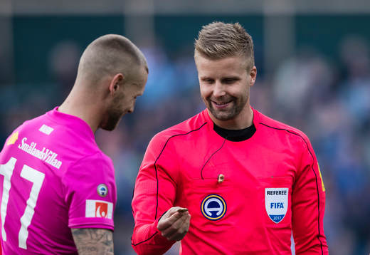 Domare Glenn Nyberg singlar slant med Sundsvalls målvakt