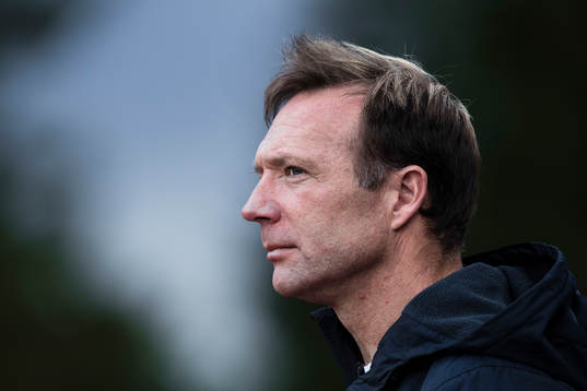 Sirius tränare Kim Bergstrand innan fotbollsmatchen i