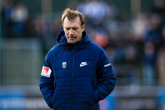 Sirius tränare Kim Bergstrand deppar innan fotbollsmatchen