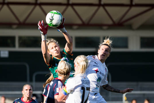 Linköpings målvakt Cajsa Andersson fångar bollen