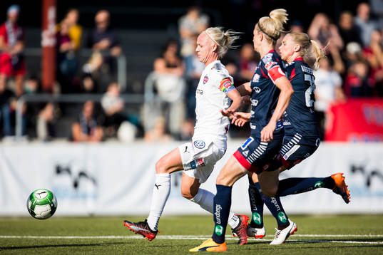 Rosengårds Caroline Seger tar sig igenom Linköpings
