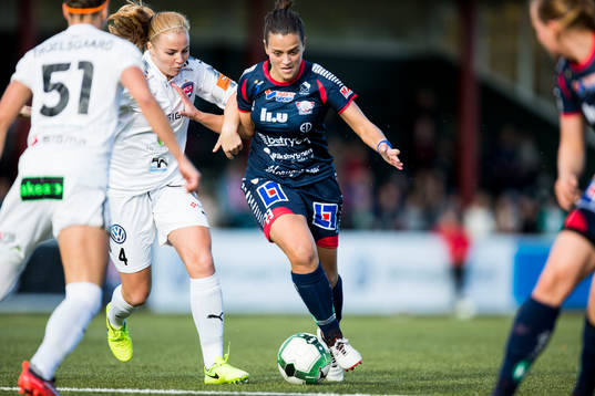 Rosengårds Glodis Perla Viggosdottir försvarar mot
