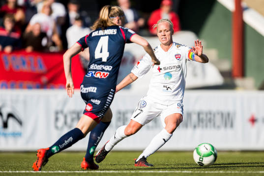 Linköpings Maja Kildemoes (ryggen mot kameran) och