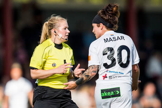 Domare Laura Rapp i diskussion med Rosengårds Ella Masar