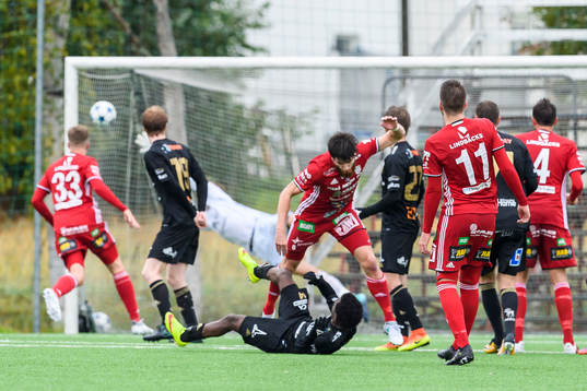 Piteås Alex Naylor (h) gör 1-0 direkt på frispark