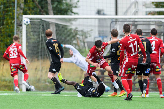 Piteås Alex Naylor (h) gör 1-0 direkt på frispark