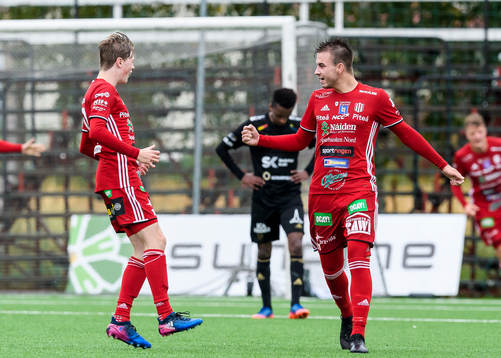 Piteås Alex Naylor (h) jublar