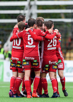 Piteås Alex Naylor (h) jublar