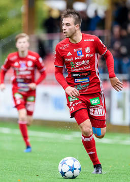 Piteås Alex Naylor med bollen