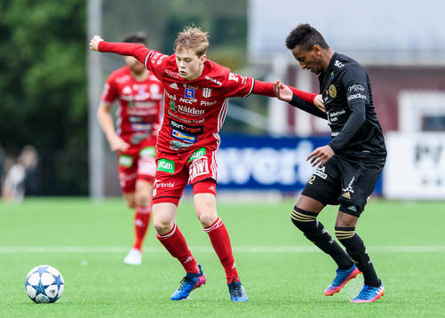 Piteås Gustav Nordh håller undan Skellefteås Nur Adem