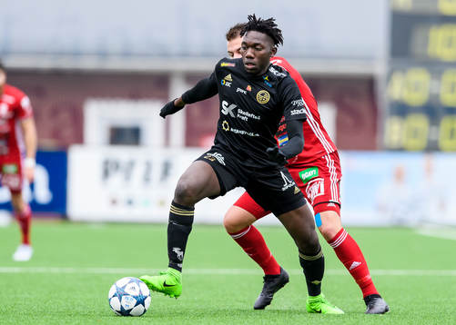 Skellefteås Kenneth Mukisa med bollen