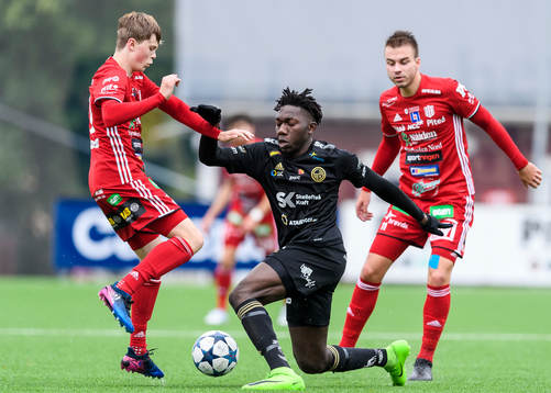 Skellefteås Kenneth Mukisa med bollen försöker gå