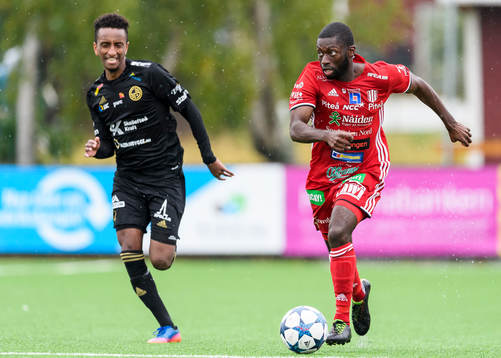 Piteås Samuel Naiwo jagas av Skellefteås Nur Adem