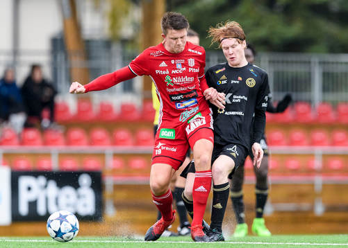 Piteås Joel Edström tacklar Skellefteås Jonathan Käller