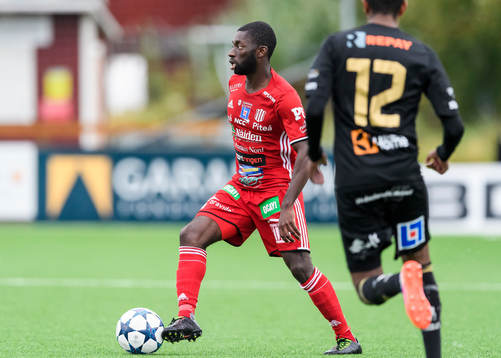 Piteås Samuel Naiwo med bollen