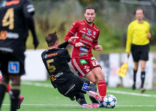 Skellefteås Joakim Vikberg tacklar Piteås Anton Rosengren