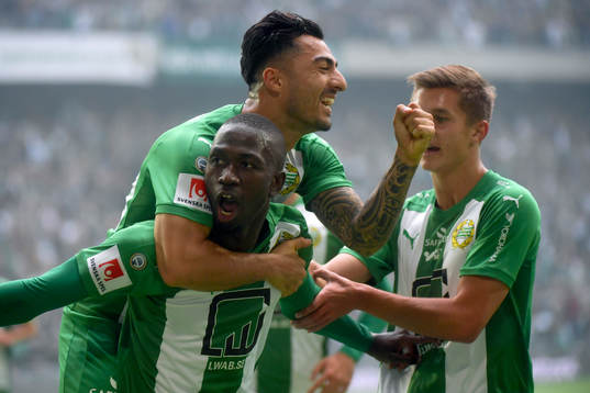 Hammarbys Jiloan Hamad jublar med målskytten till 1-0 Pa