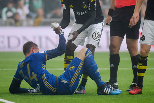 s målvakt Oscar Linnér hjälps upp