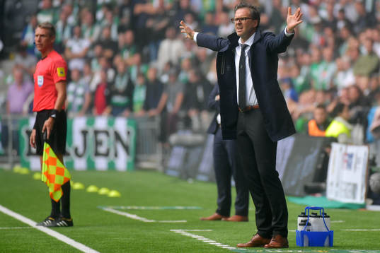 s tränare Rikard Norling reagerar