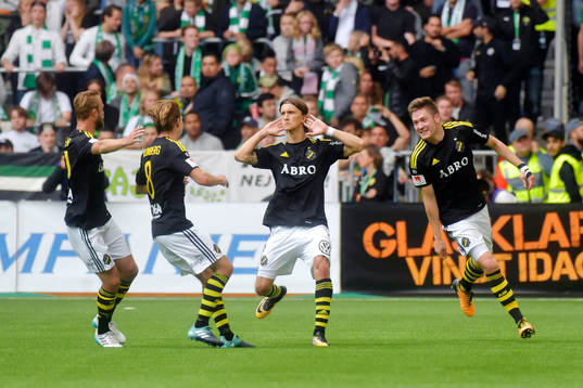 s Daniel Sundgren och Johan Blomberg jublar med målskytten